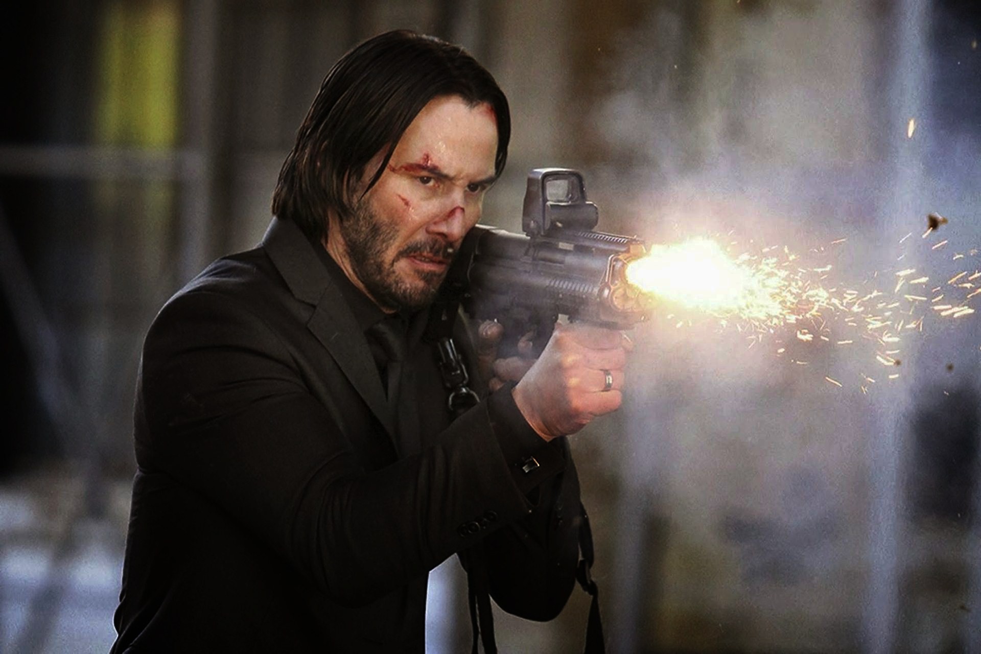 John Wick (Keanu Reeves) med ett vapen i högsta hugg. Foto: Lionsgate.