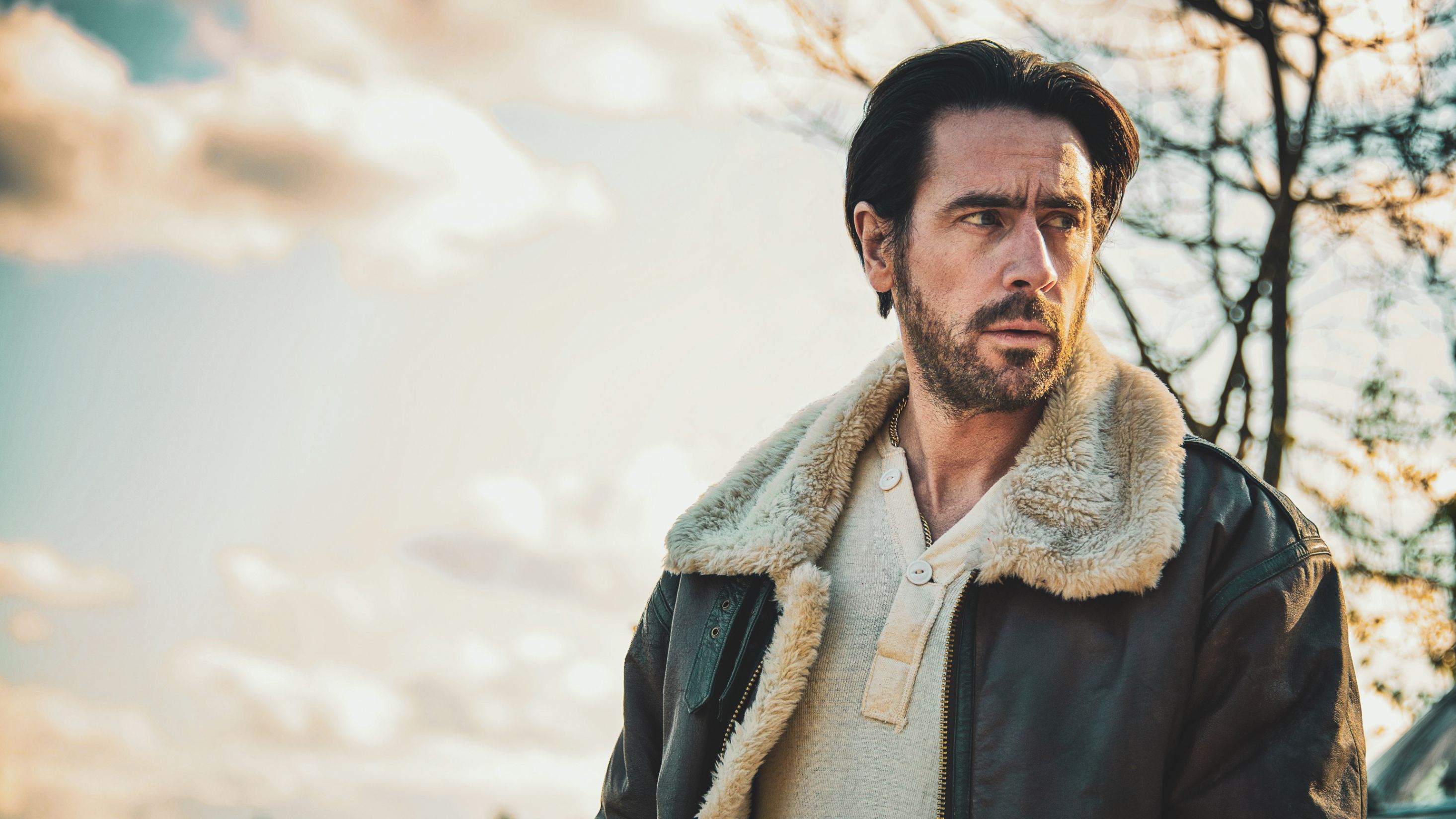 Ola Rapace hyllas som artist – se honom sjunga nya låten