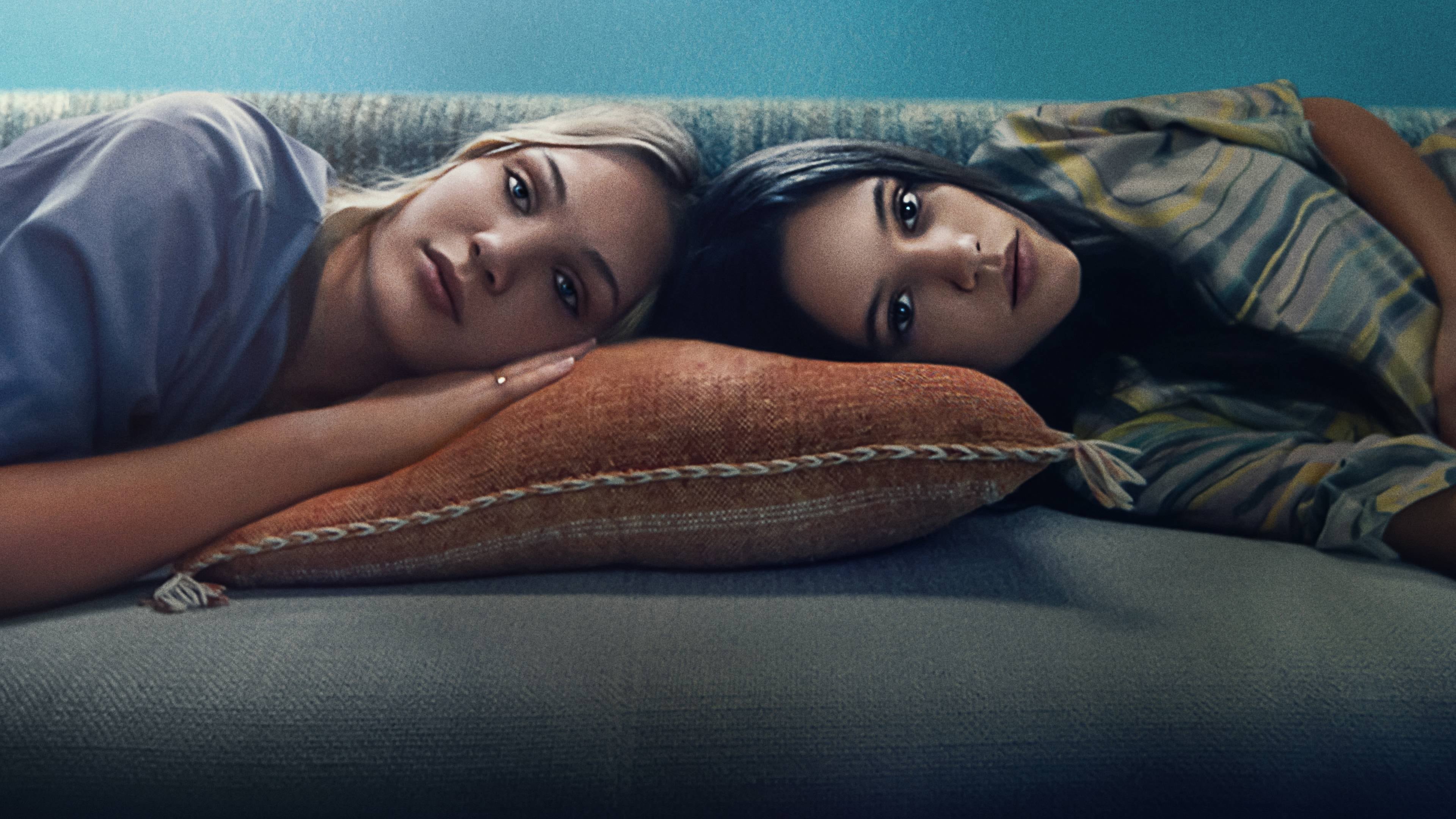 Jenna Ortega) och Maddie Ziegler i Megan Parkers lysande debutfilm The Fallout.
