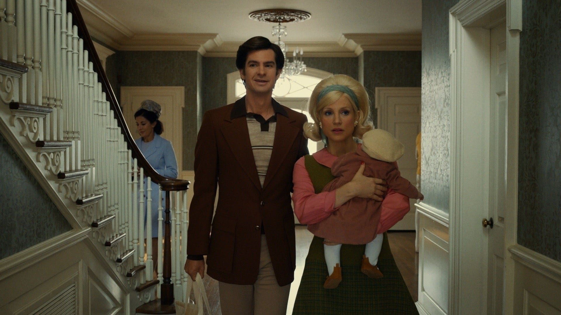 Bild på Jessica Chastain och Andrew Garfield som Tammy Faye och Jim Bakker i biografifilmen The Eyes of Tammy Faye.