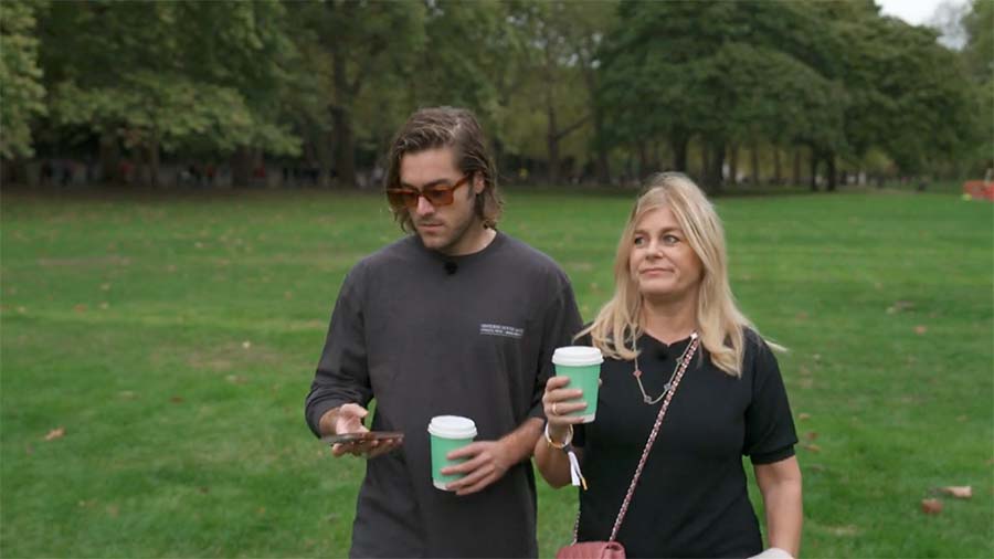 Pernilla och Benjamin går i en park