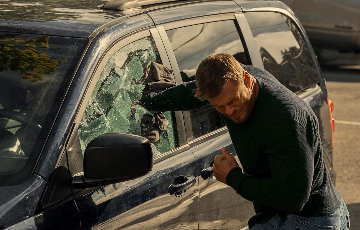 Jack Reacher slår sönder en bilruta