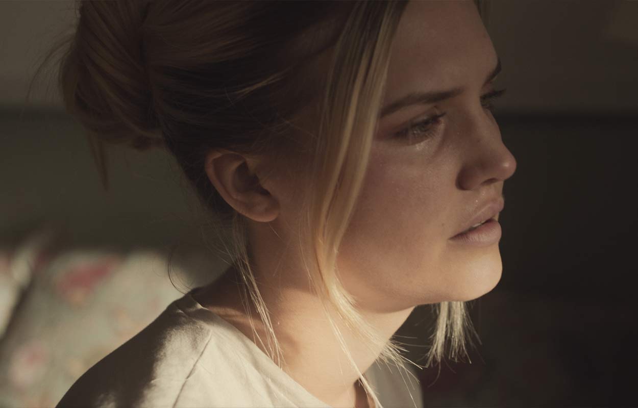 En kvinna i sidoprofil.