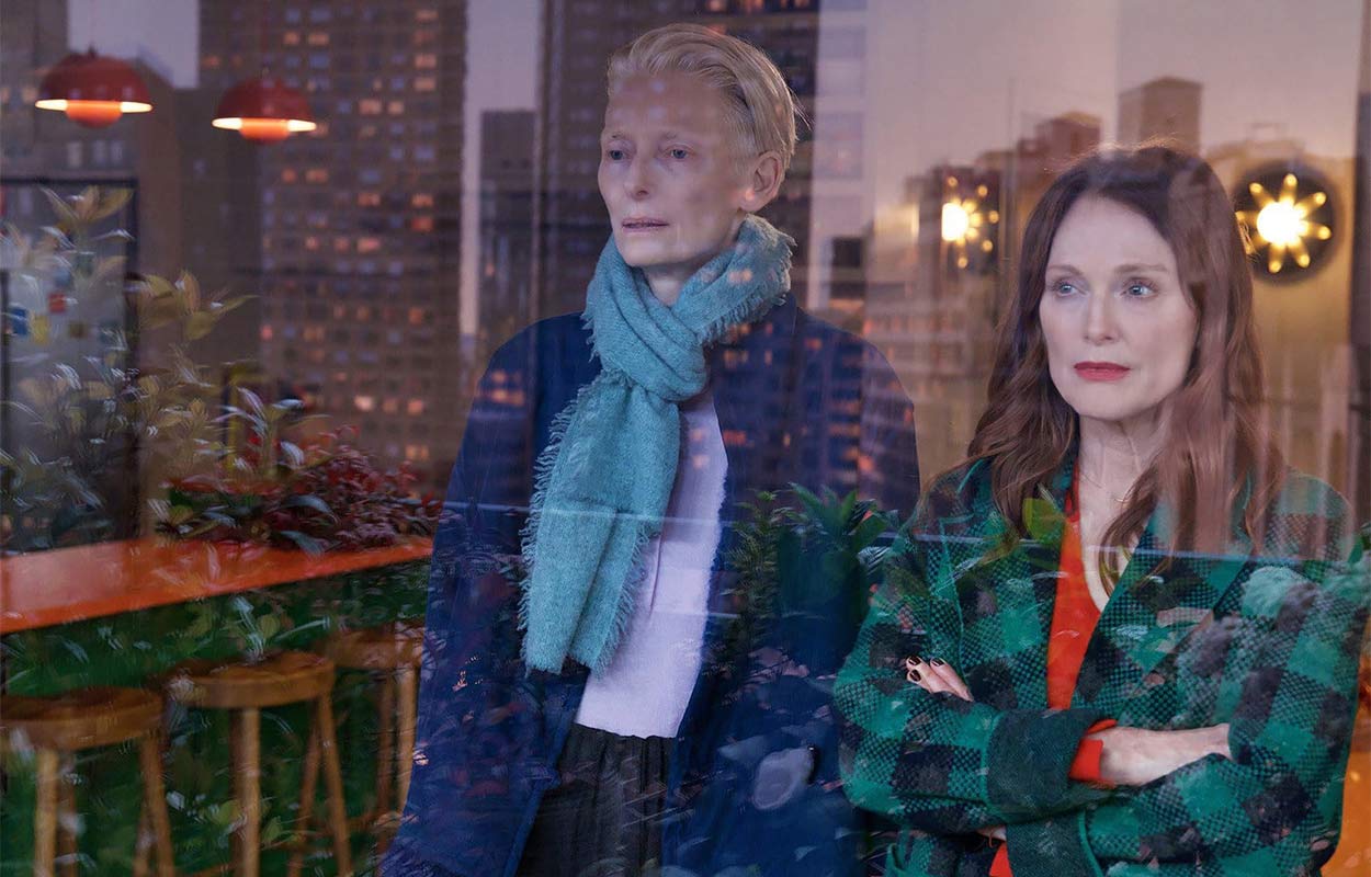 Tilda Swinton och Julianne Moore tittar ut genom ett fönster.
