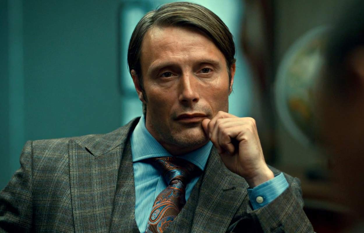 M&auml;sterlig thrillerserie med Mads Mikkelsen streamar nu p&aring; ny tj&auml;nst i Sverige