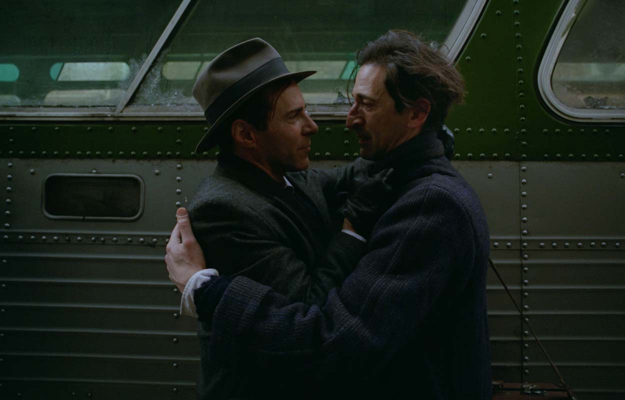 Adrien Brody och Alessandro Nivola i Brutalisten. Foto: A24.