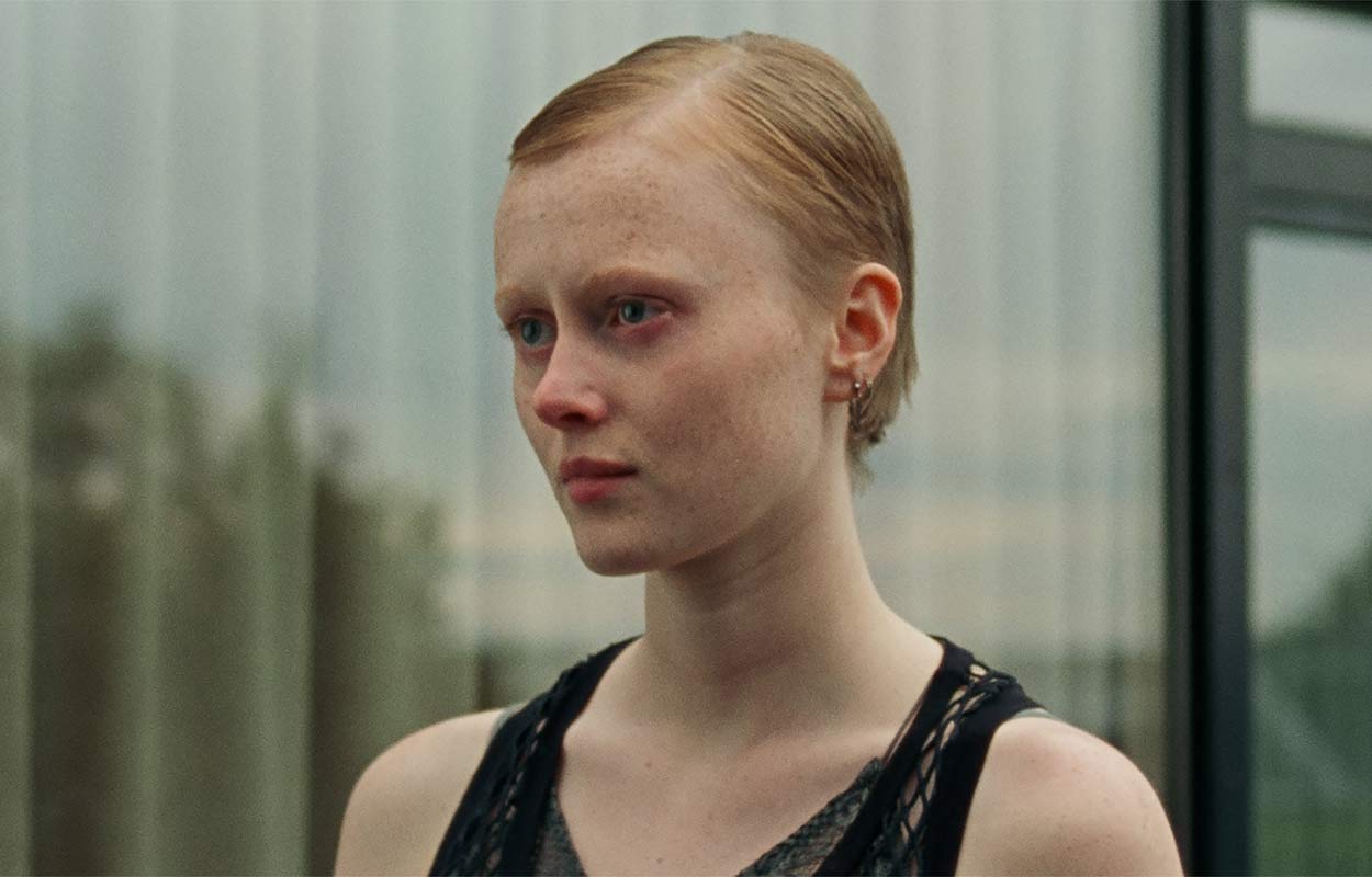 Recension: När ljuset bryts (2025) – ”Poetisk skildring av sorg”