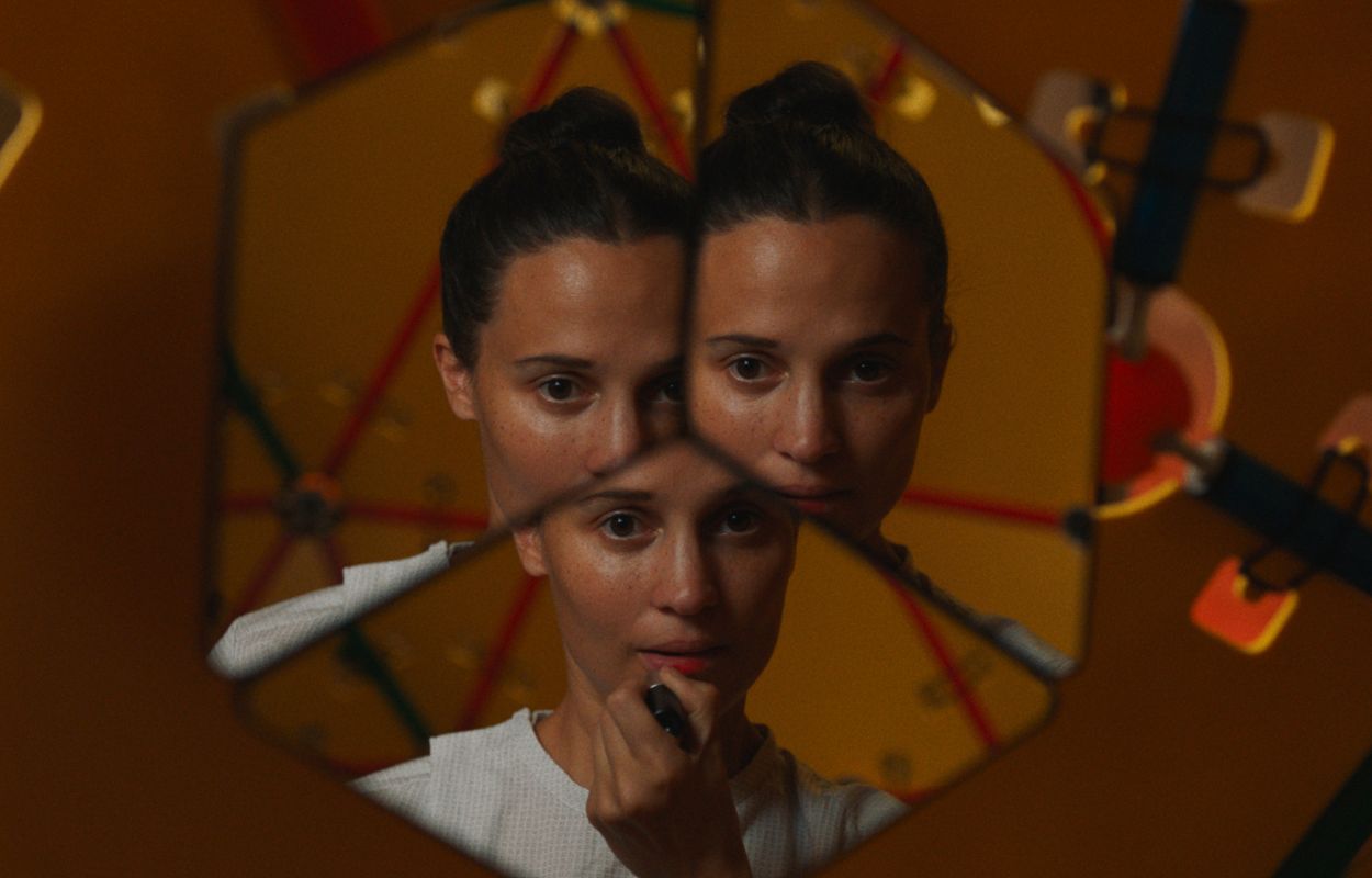 Recension: “The Assessment” (2025) – Alicia Vikander i ”mycket märklig roll”