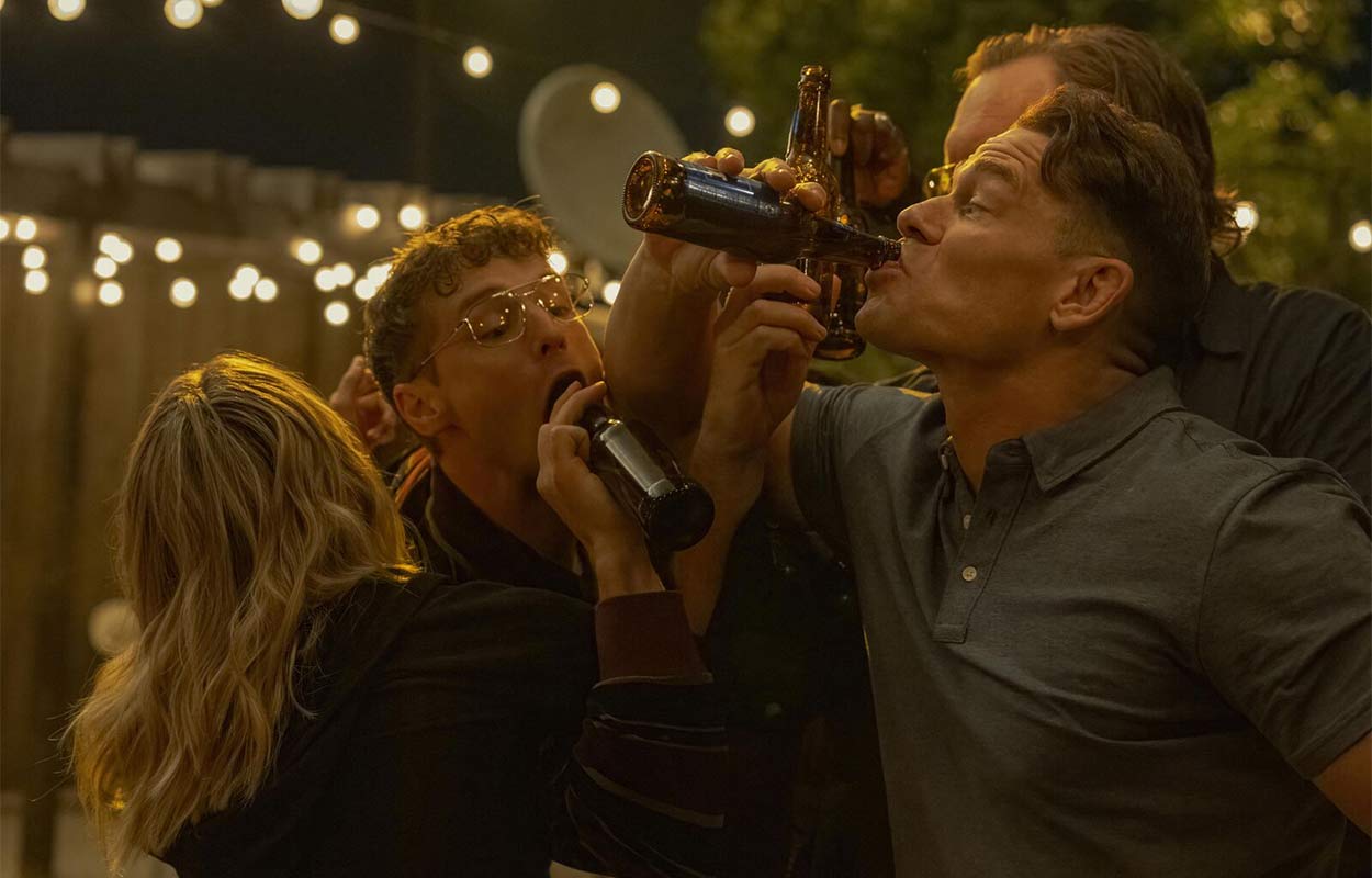 John Cena, Freddie Stroma, Jennifer Holland och Steve Agee i Peacemaker. Foto: HBO Max.