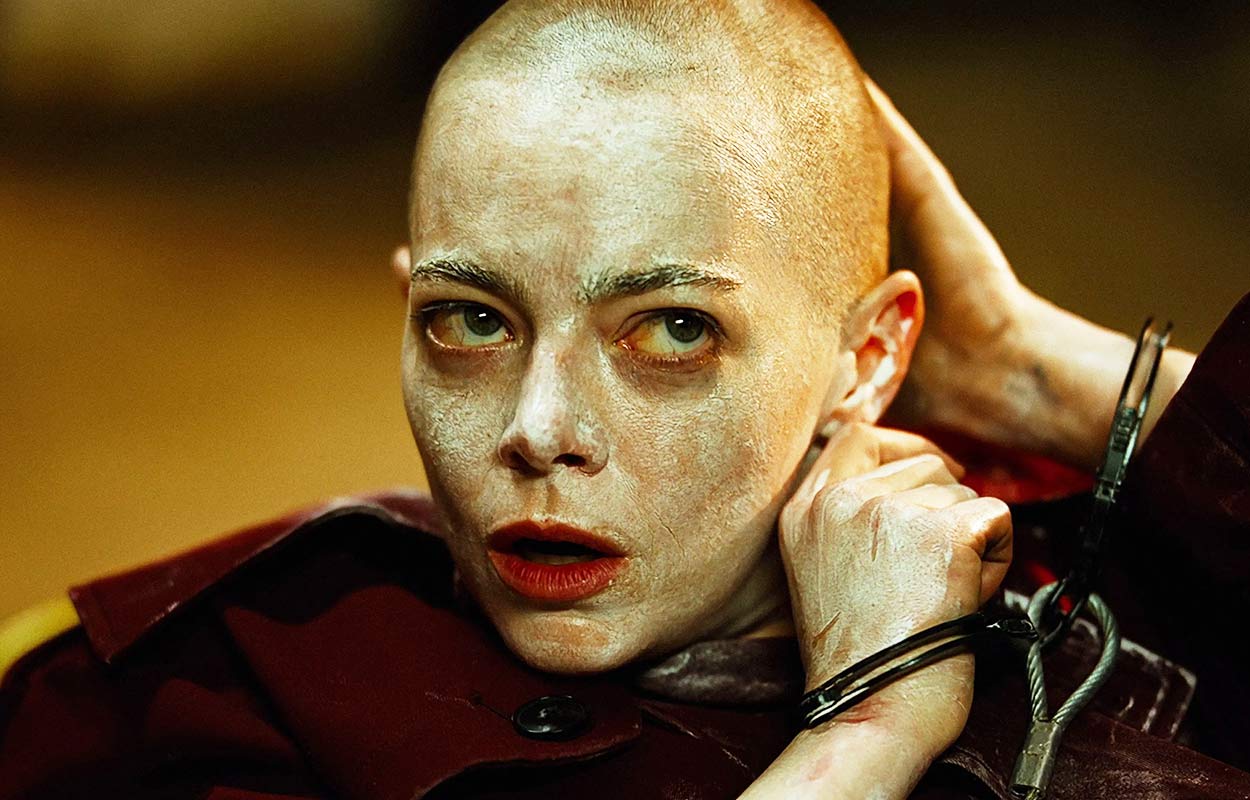 Emma Stone briljerar i &rdquo;Bugonia&rdquo;. 