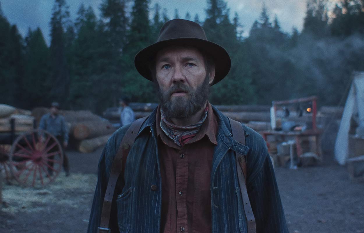 Joel Edgerton i &rdquo;Train Dreams&rdquo; (plats 14) p&aring; Netflix.