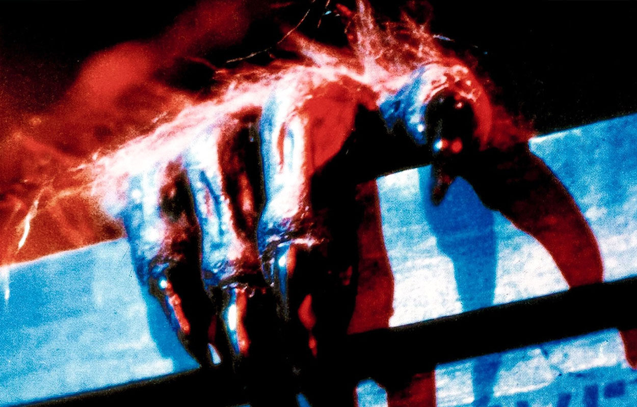 En hårig monsterhand kryper ut ur en låda.