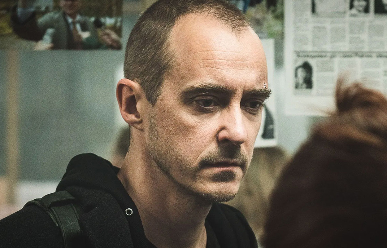 En av Jonas Karlssons mest sp&auml;nnande thrillers nu p&aring; Netflix: &rdquo;Skicklig&rdquo;