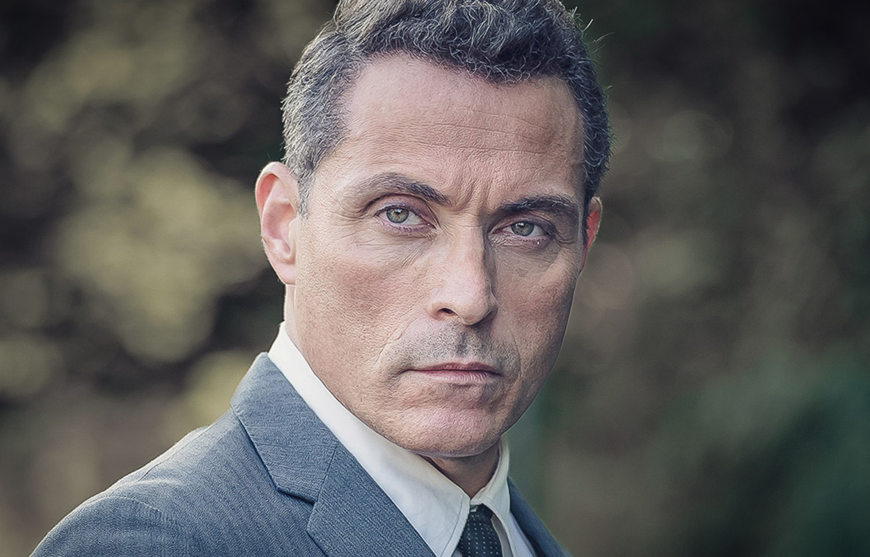 Ny deckarserie finns nu p&aring; SVT Play &ndash;&nbsp;antikhandlare dras in i l&auml;skig mordg&aring;ta