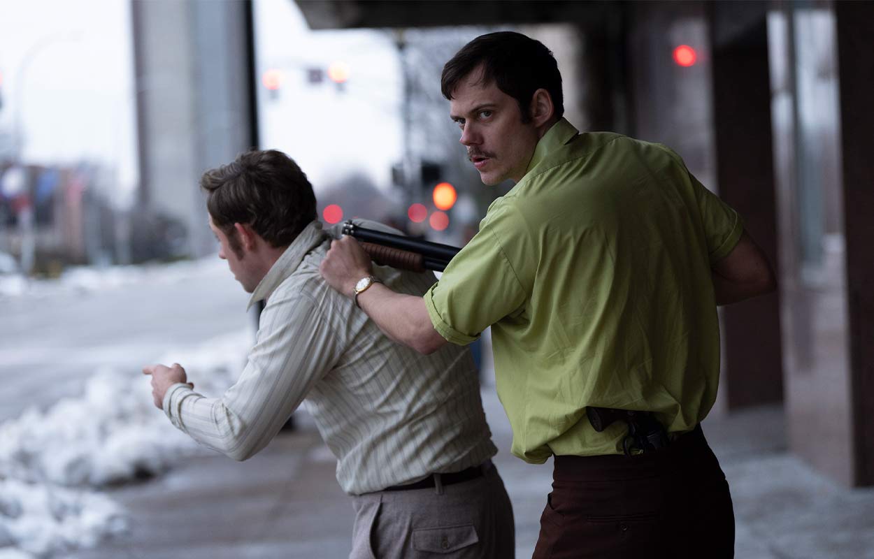 Dacre Montgomery och Bill Skarsg&aring;rd i &rdquo;Dead Man's Wire&rdquo;.