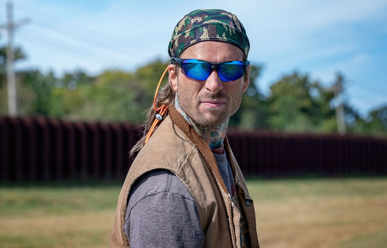 Glen Powell i &rdquo;Hit Man&rdquo; (2023).