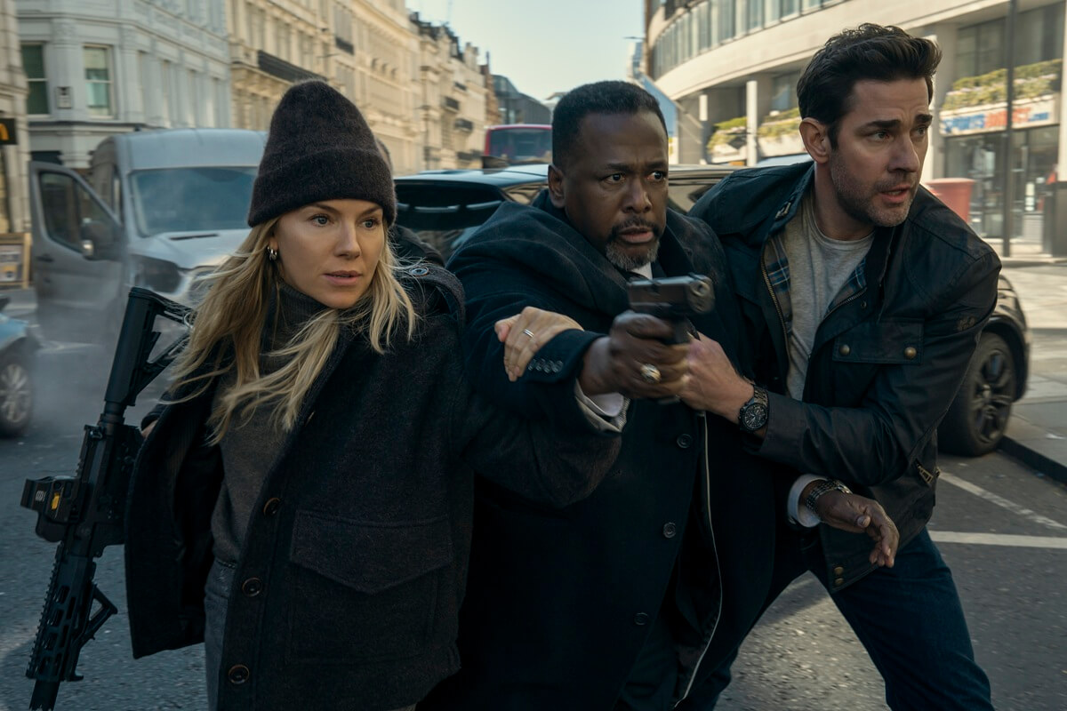 Sienna Miller, Wendell Pierce och John Krasinski i Tom Clancy's Jack Ryan: Ghost War. Foto: Prime Video.