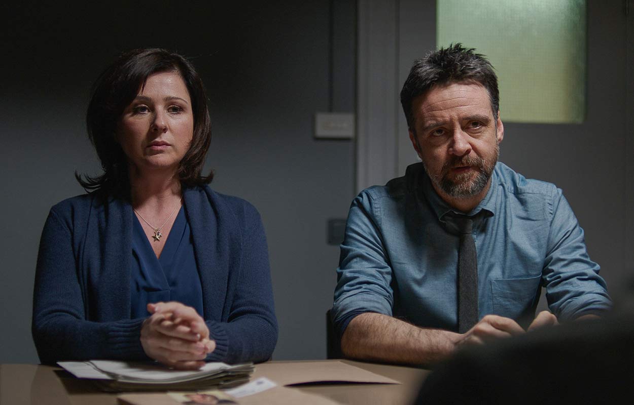 Mali Harries och Richard Harrington i &rdquo;Brottsplats: Wales&rdquo;. Foto: Paul Andrew/All3media.