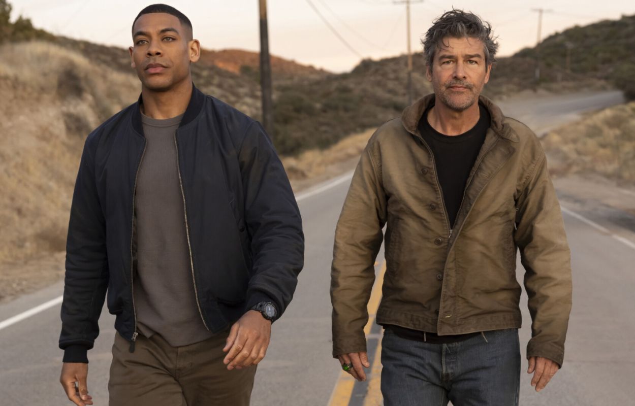 Aaron Pierre och Kyle Chandler i &rdquo;Lanterns&rdquo;.