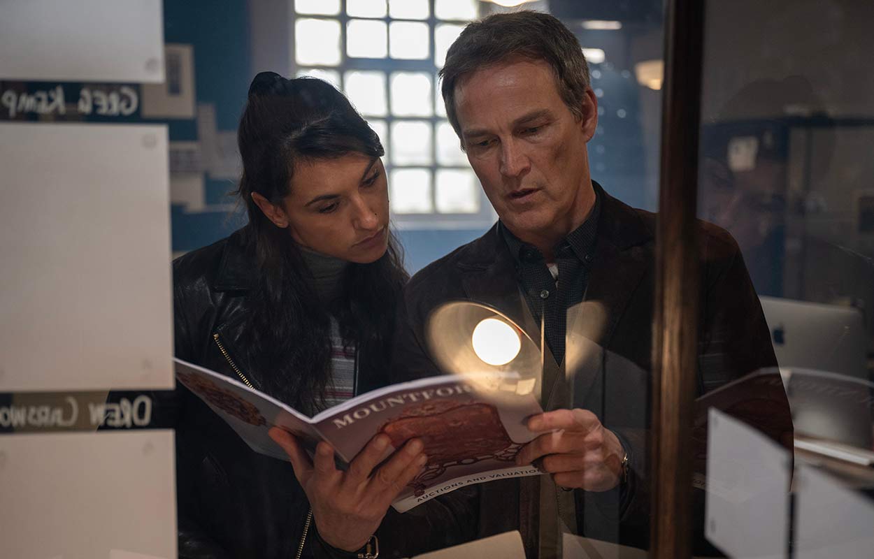 Nina Singh och Stephen Moyer i &rdquo;Art Detectives&rdquo;.