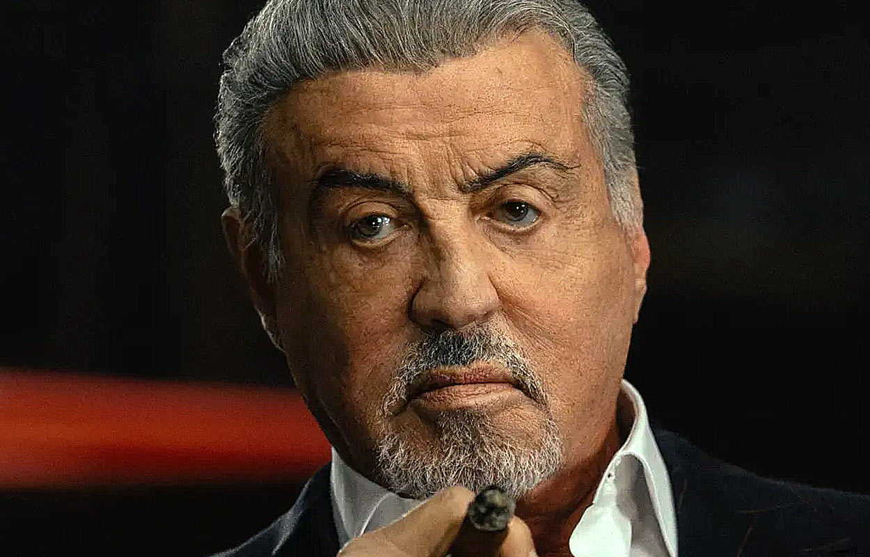 80-&aring;rige Sylvester Stallone ser farligare ut &auml;n n&aring;gonsin i sin gangsterserie
