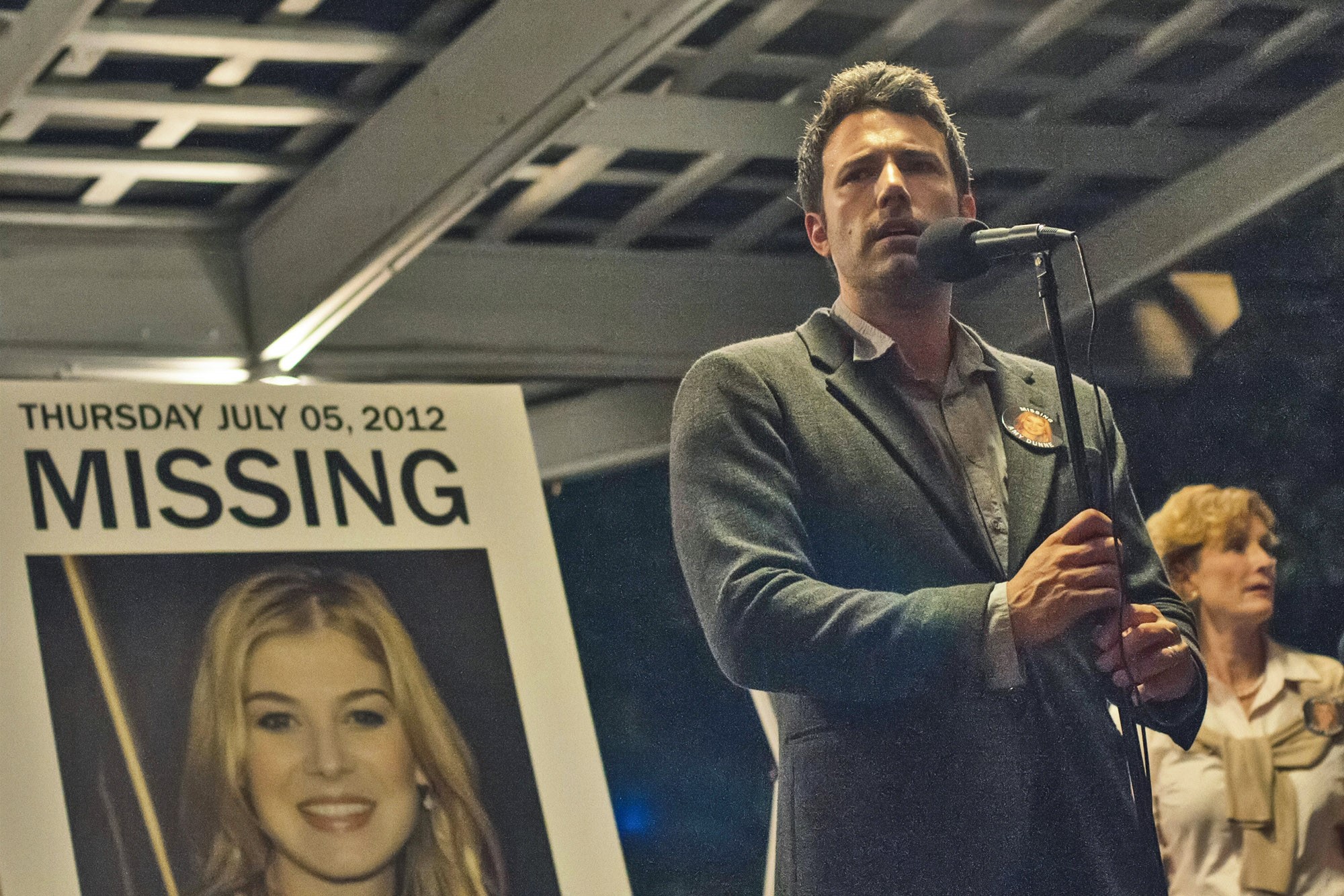 GONE GIRL -- FILM STILL -- DF-01826cc - Nick Dunne (Ben Affleck) finds himself the chief suspect behind the shocking disappearance of his wife Amy (Rosamund Pike), on their fifth anniversary.