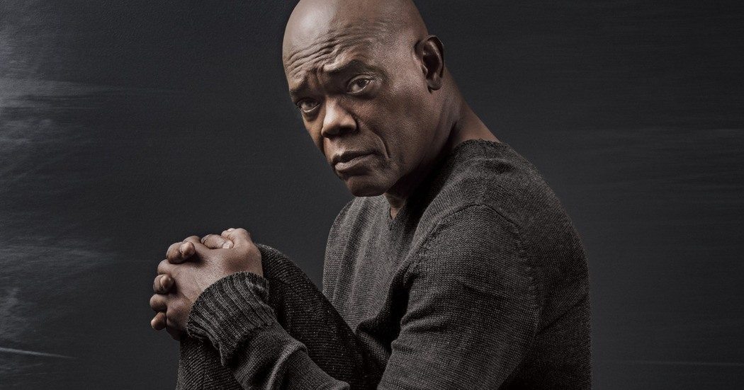 Samuel L. Jackson kollar in i kameran.