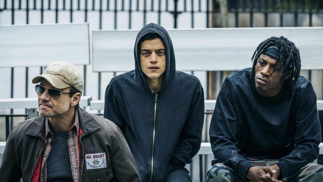 Christian Slater som Mr. Robot, Rami Malek som Elliot Alderson och Bada$$ som Leon i Mr. Robot. Foto: Michael Parmelee/USA Network)
