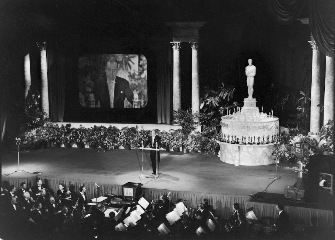 Första TV-sända Oscarsgalan 1953, presenterad av komikern och skådespelaren, Bob Hope.