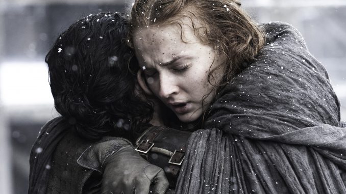 Jon Snow och Sansa Stark kramas i Game of Thrones.
