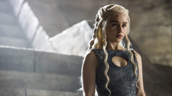 Daenerys Targaryen "Khaleesi" står framför en stentrappa i Game of Thrones.