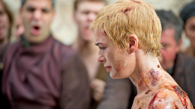Cersei Lannister gör botgång genom att gå naken längs gatorna.
