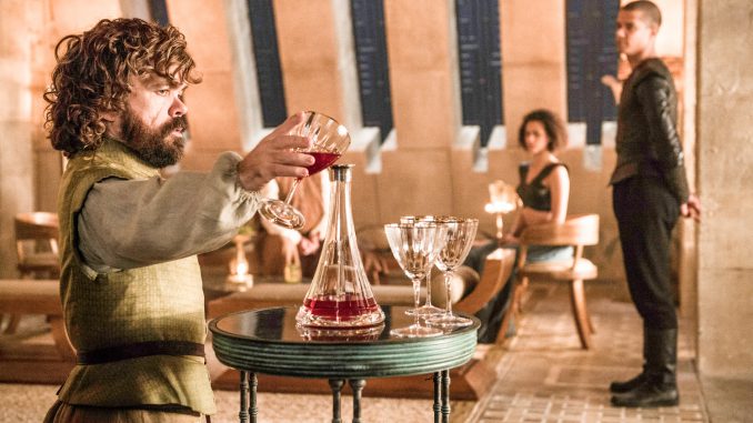 Tyrion Lannister häller upp vin.