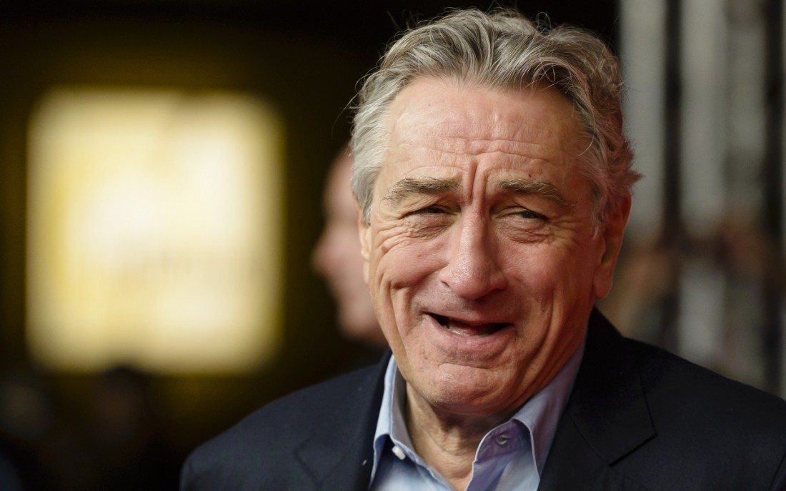Robert De Niro skrattar.