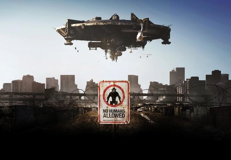 En bild från Sci-fi filmen District 9. Ett rymdskepp syns på himlen över Johannesburg och en skylt där det står "no humans allowed" är i fokus. 