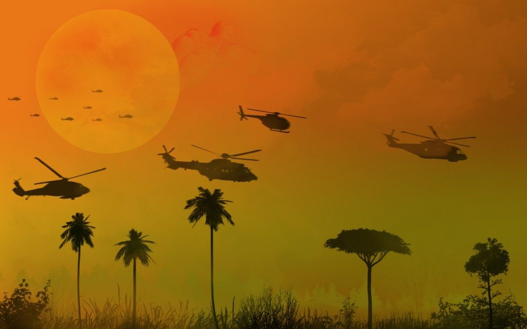 Helikoptar flyger över palmträden i Apocalypse Now, en av de bästa djungelfilmerna genom tiderna..