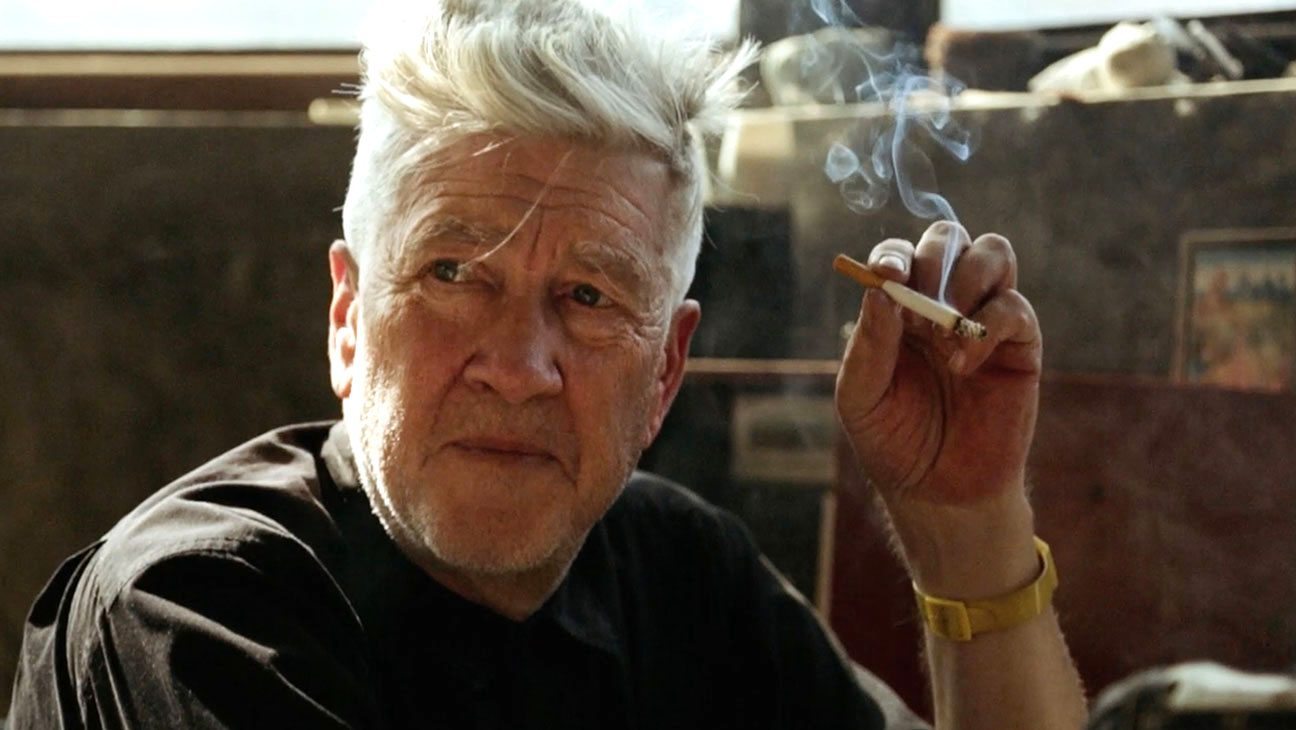David Lynch rökandes en cigarett. Regissör till bl.a. "Eraserhead", "Lost Highway" och "Mulholland Drive".
