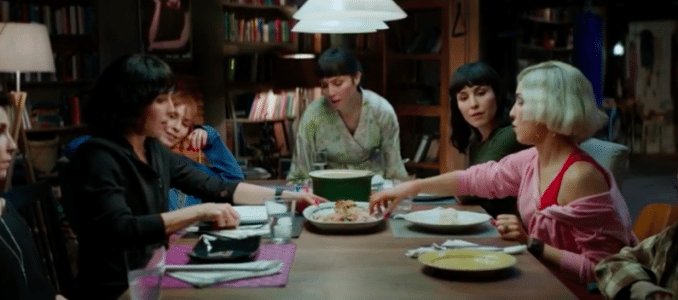 Noomi Rapace som alla sju systrar runt matbordet i "Seven Sisters"