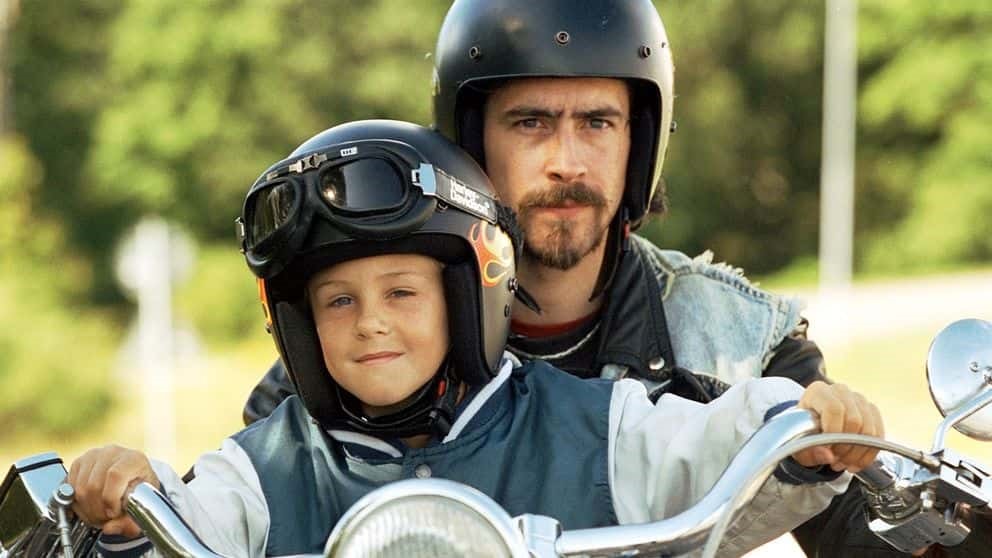 Ola Rapace som pappa i Pappa polis (2002)