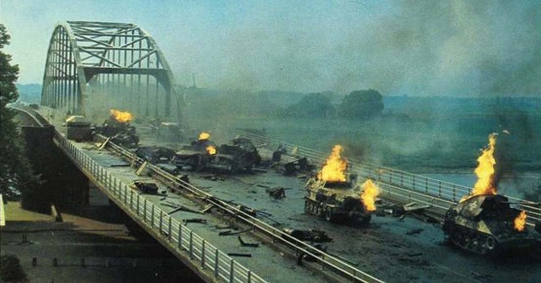 Från En bro för mycket. En bro med söndersprängda pansarfordon på efter en hård strid.