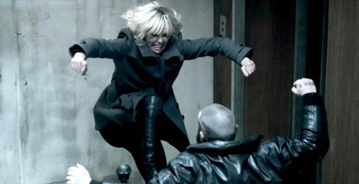 Charlize Theron gör en hoppspark i "Atomic Blonde"