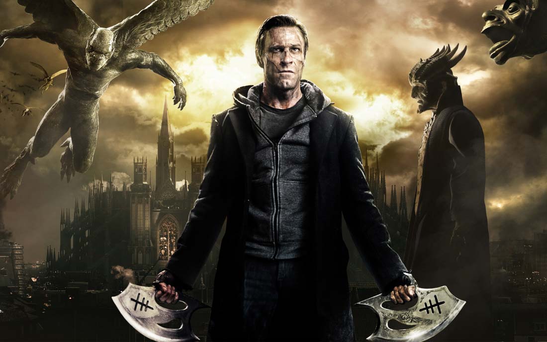 Ur I, Frankenstein. Monstret står i en fantasivärld med två knivliknande vapen i händerna. Runt honom flyger demoner.