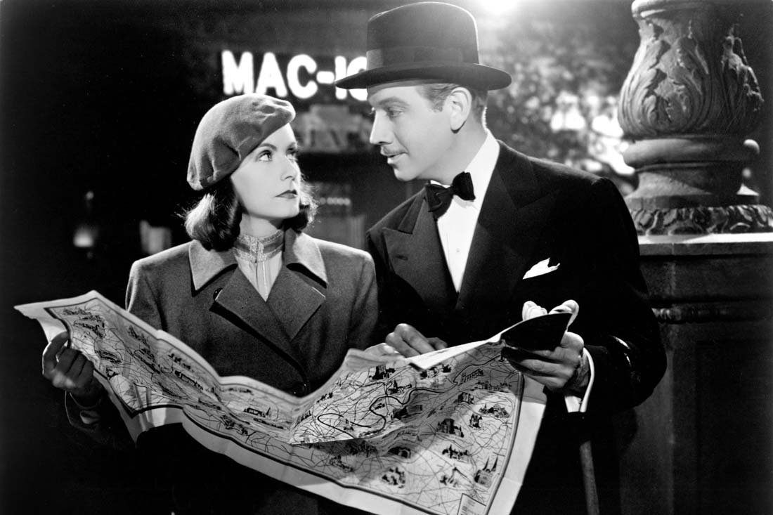 Greta Garbo håller i en karta och frågar om vägen i "Ninotchka"