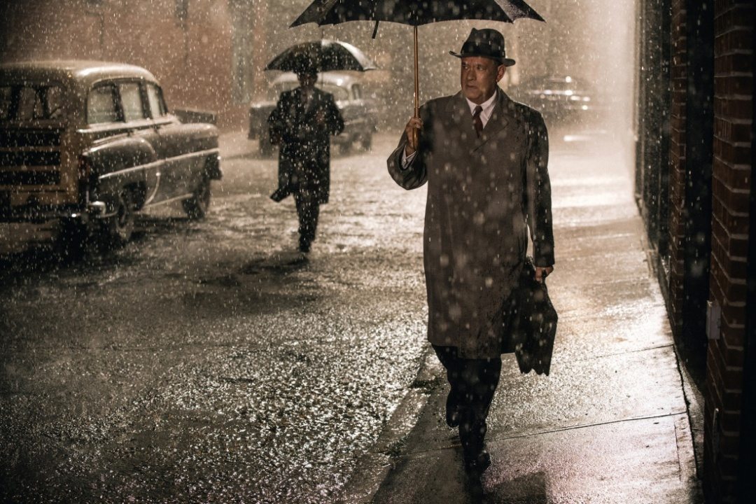 Tom Hanks går i regnet under ett paraply i Bridge of Spies.