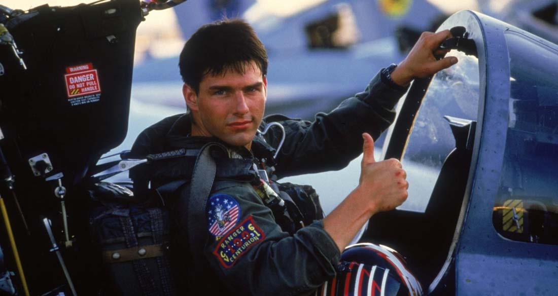 Tom Cruise gör tummen upp i ett flygplan i "Top Gun". Snart kommer karaktären Maverick tillbaka i "Top Gun 2"
