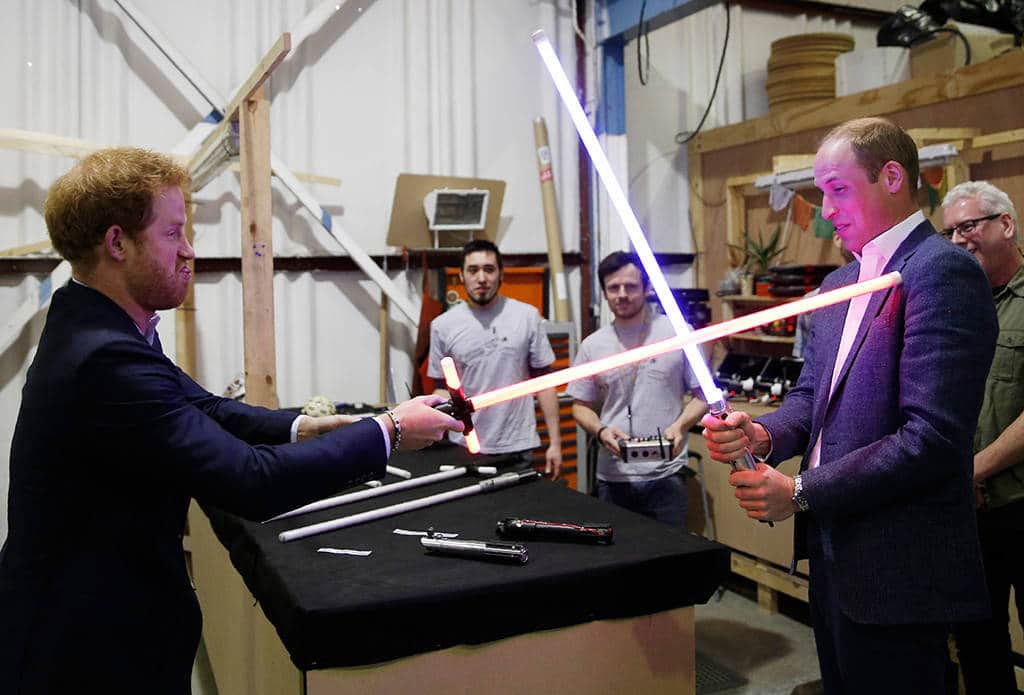 Bild på prins Harry och prins William under inspelningen av Star Wars The Last jadi.