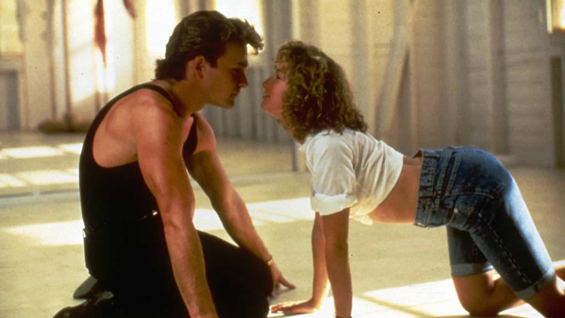 Johnny och Baby från filmen Dirty Dancing i scenen när de mimar och dansar till "Love is Strange" av Mickey & Silvia