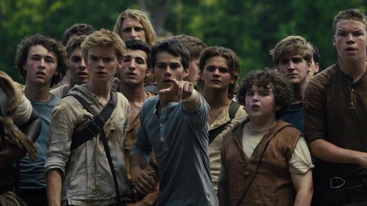 Hela gänget från The Maze Runner står och tittar i riktningen som Thomas (O'Brien) pekar åt, vilket är rakt mot oss
