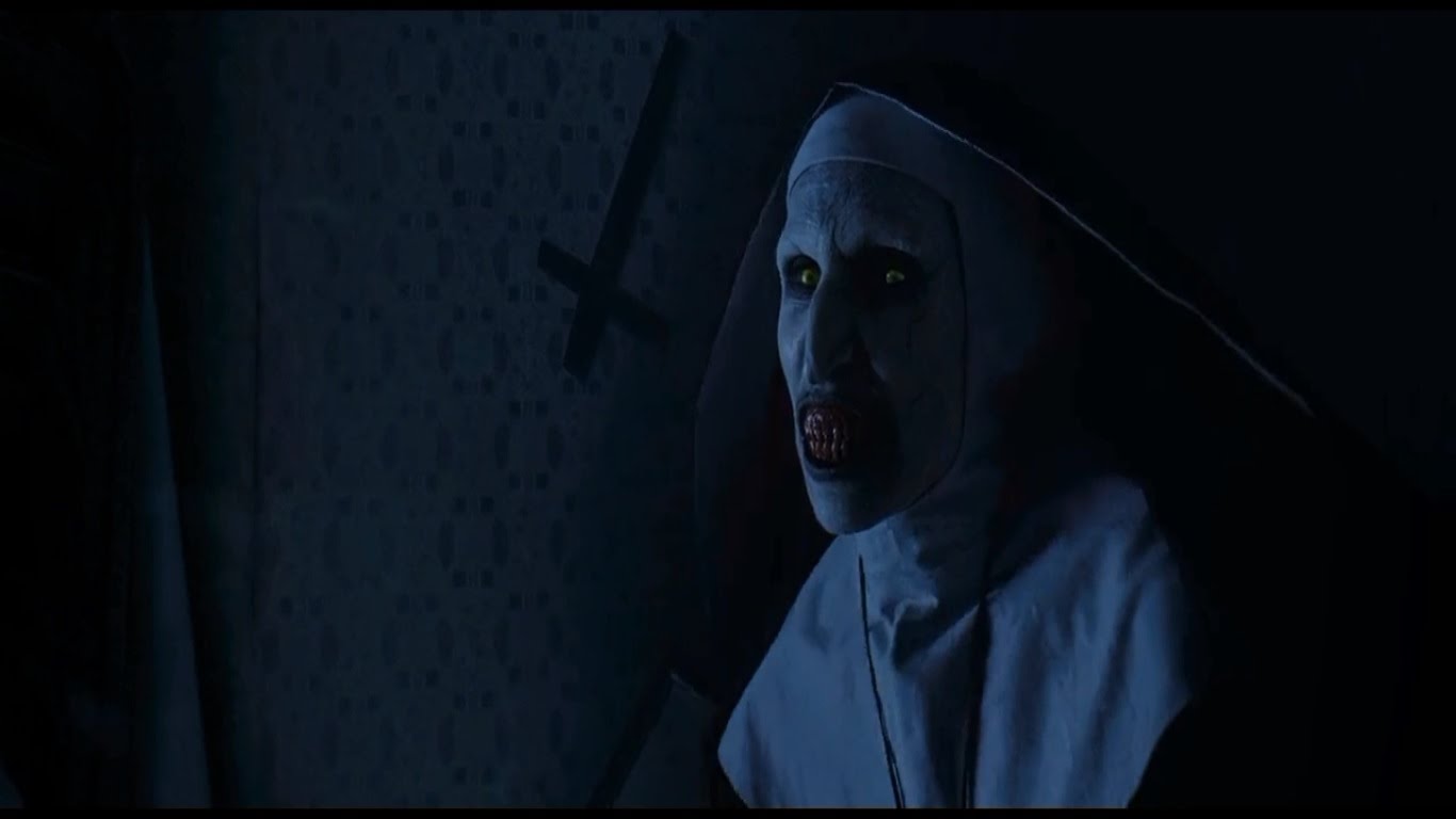 Nunnan, känd från Conjuring, får nu egen film. På bilden syns nunnan till höger, till vänster om henne syns en vägg med ett upp-och-nedvänt kort.