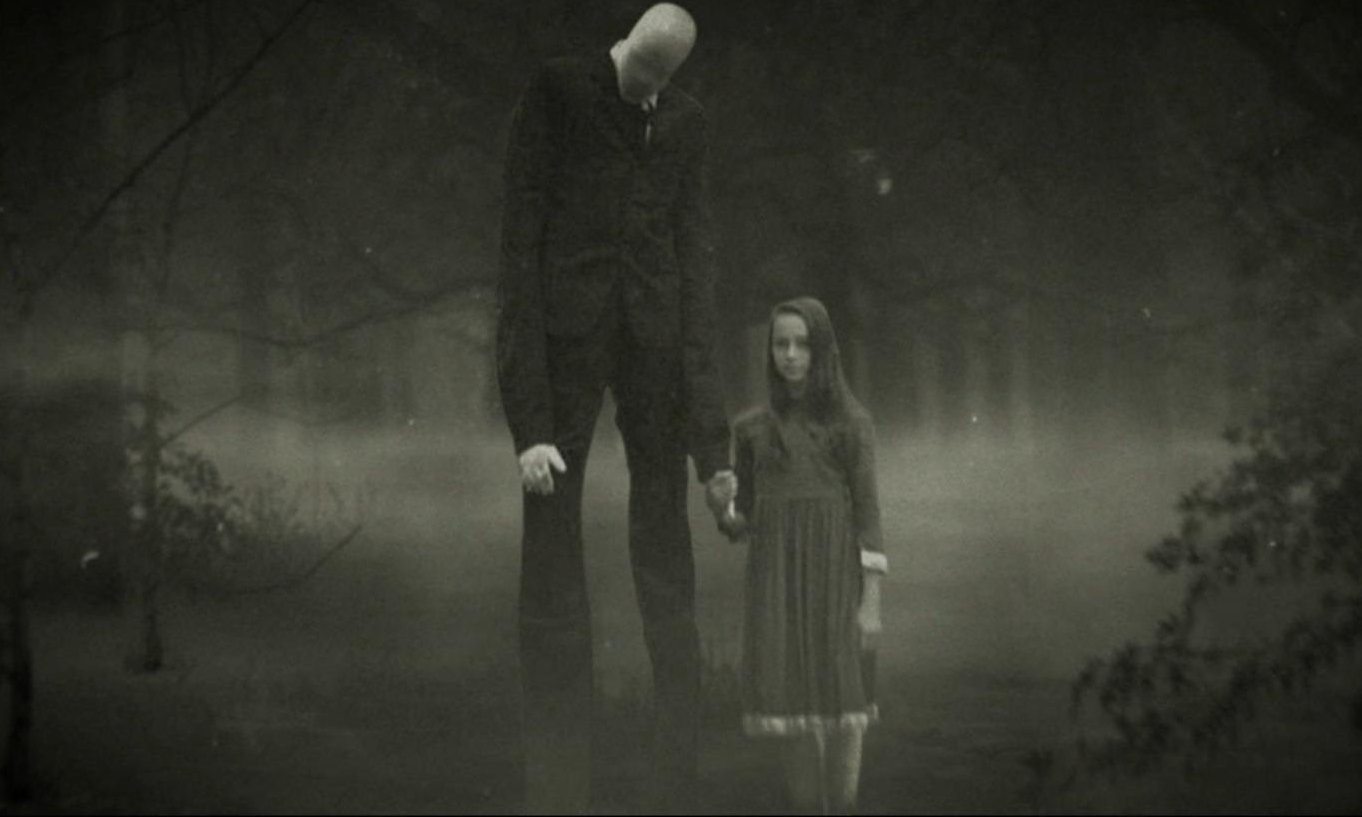 En svart-vit bild på Slenderman som står och håller en liten flicka i handen, 